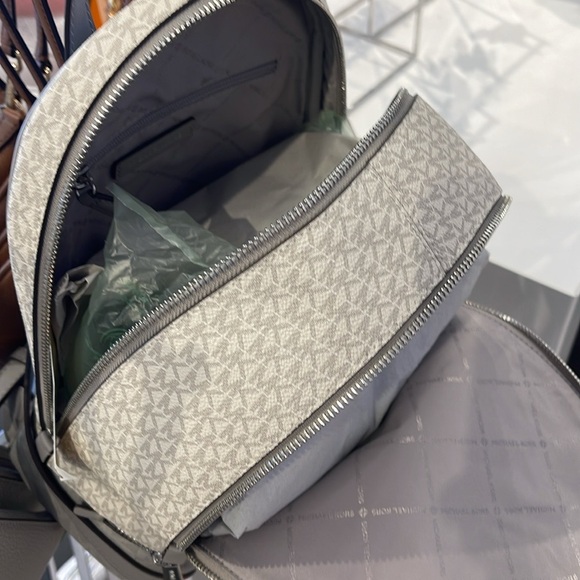 MICHAEL KORS Rhea Medium Zip Color-Block Signature Logo Backpack
LT SKY MLT
NWT - Picture 12 of 16